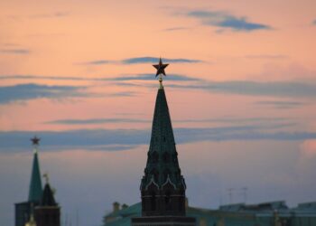 La notte più cupa calata sulle cupole del Cremlino