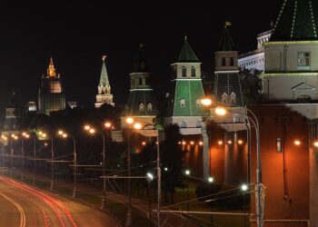 La notte più cupa calata sulle cupole del Cremlino