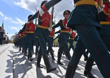 La notte più cupa calata sulle cupole del Cremlino