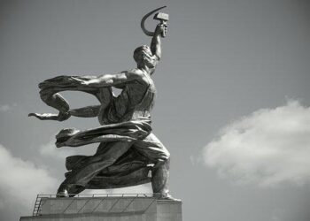 La notte più cupa calata sulle cupole del Cremlino