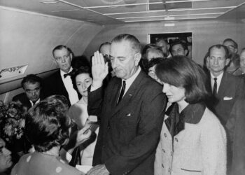 La democrazia trasfigurata costretta a resistere