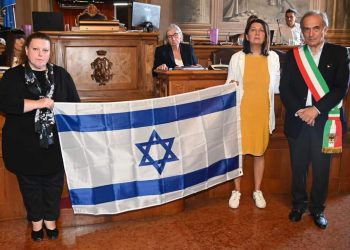 Vicini alla senatrice Segre