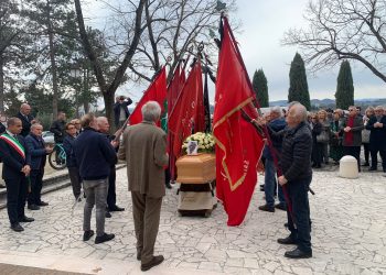 Tante bandiere repubblicane per Africo Morellini 