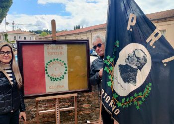 La bandiera di guerra della Brigata Mazzini sfila a Cesena