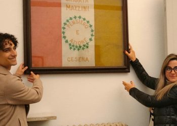 La bandiera di guerra della Brigata Mazzini sfila a Cesena