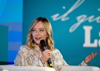 Precipita l’aereopoema Meloni