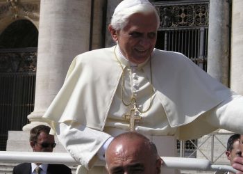 La ragione dell’uomo sulle tracce di Dio. Pedrizzi omaggia Ratzinger