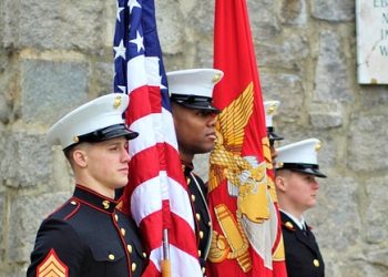 Gli italiani passeggiano, l’America combatte